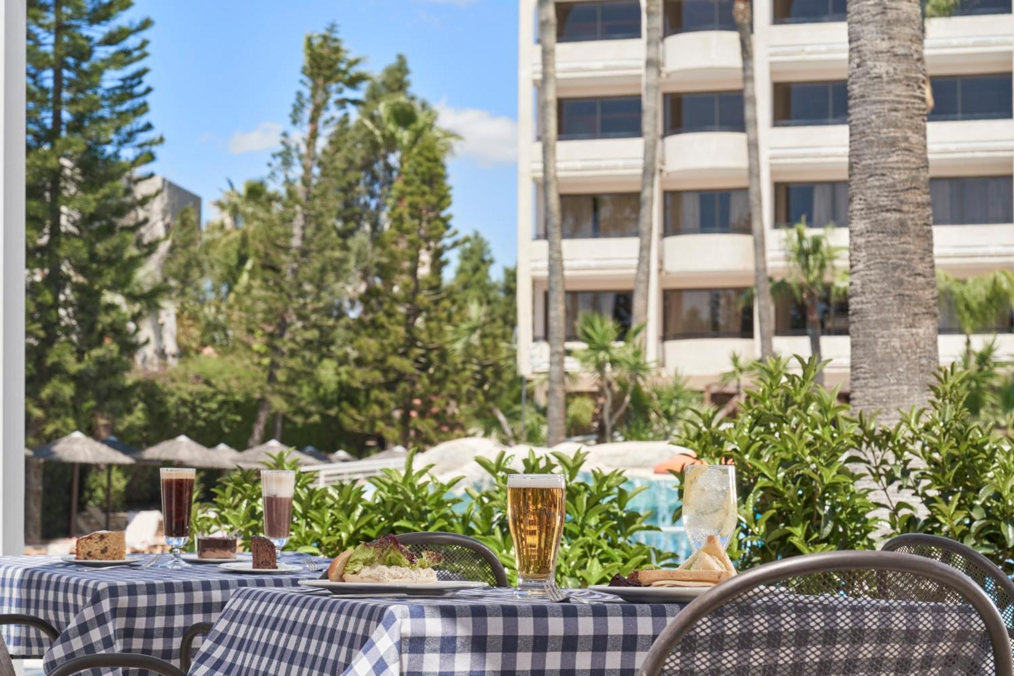 Atlantica Oasis Hotel Limassol Bagian luar foto