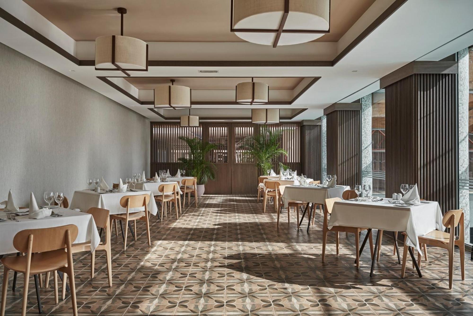Atlantica Oasis Hotel Limassol Bagian luar foto