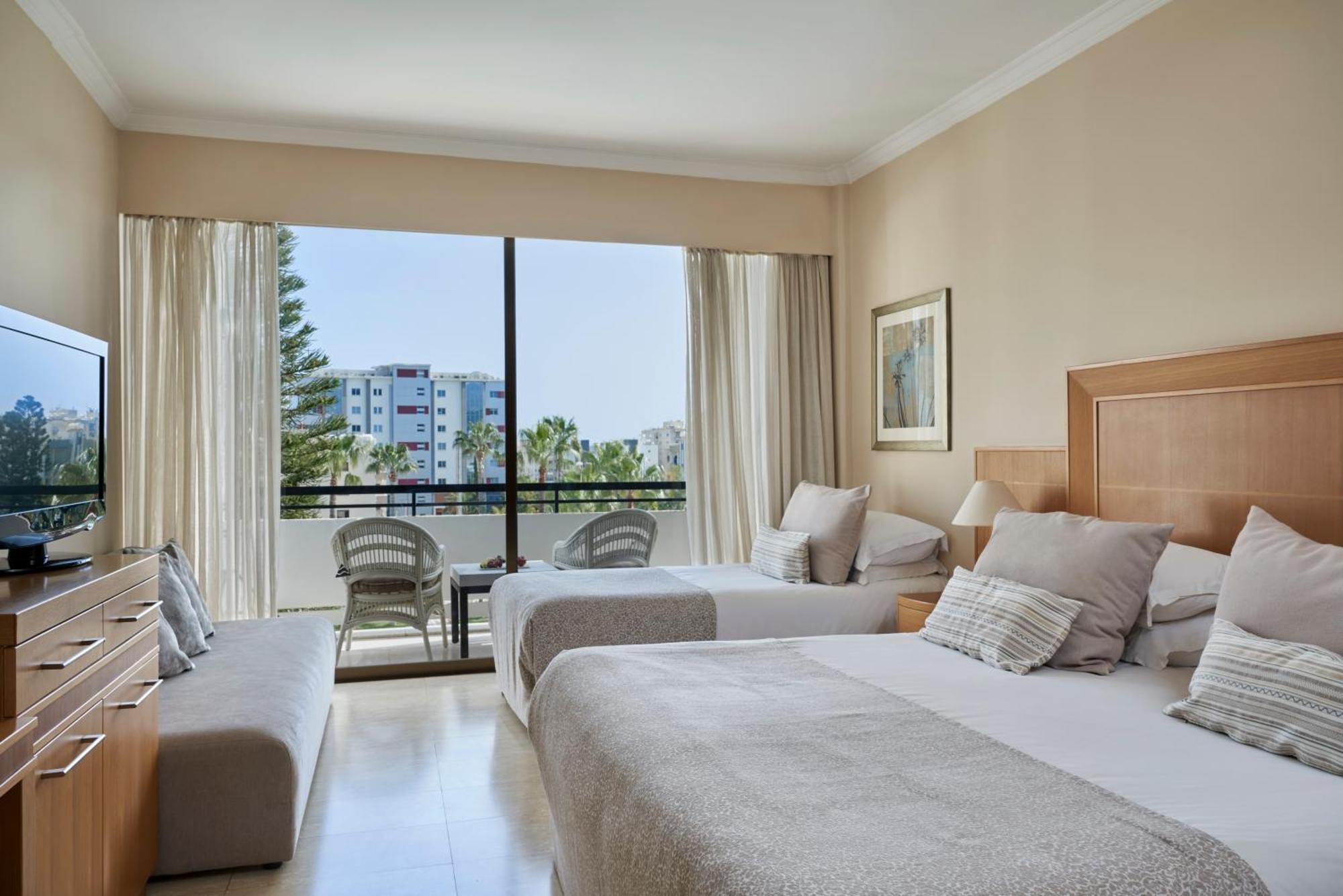 Atlantica Oasis Hotel Limassol Bagian luar foto
