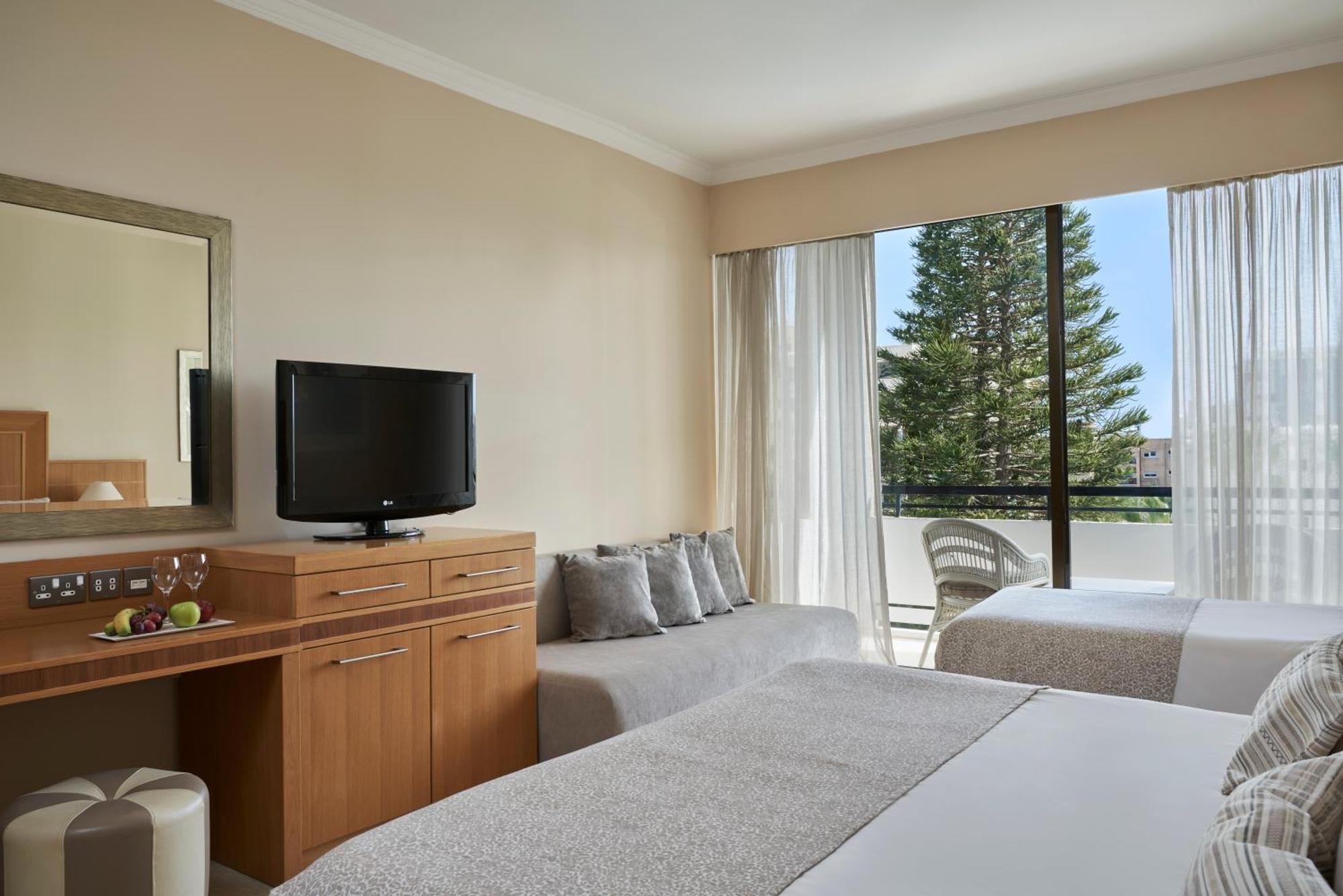 Atlantica Oasis Hotel Limassol Bagian luar foto